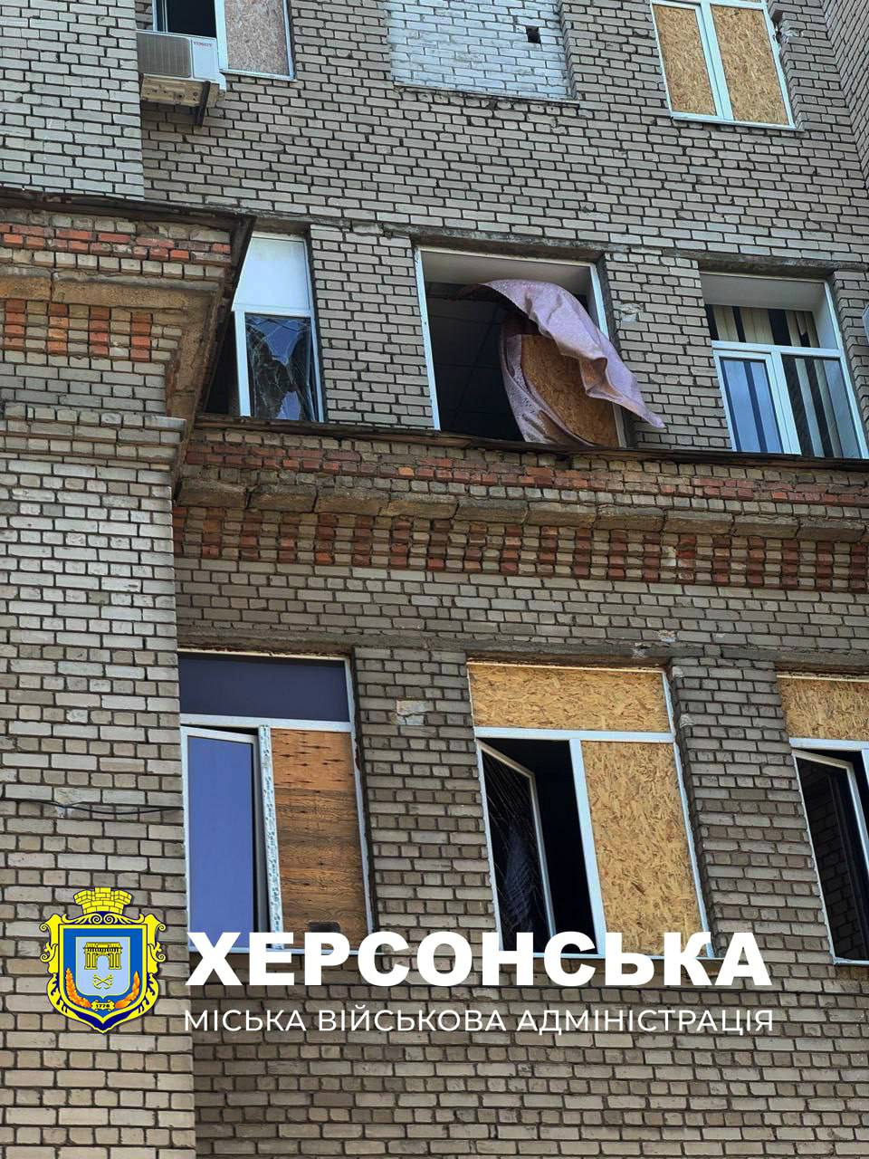 Російська авіація вдарила по Херсону: є поранені, понищена лікарня