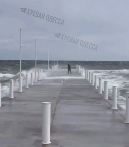 В Одесі змило в море ще одну дівчину з пірса