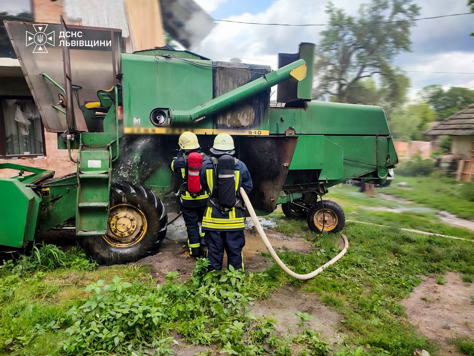 На Львівщині раптом загорівся комбайн: з'явилося фото