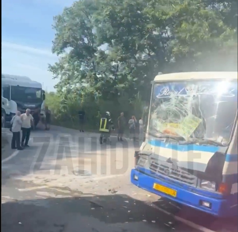 Маршрутка з пасажирами потрапила у ДТП на Львівщині (відео)