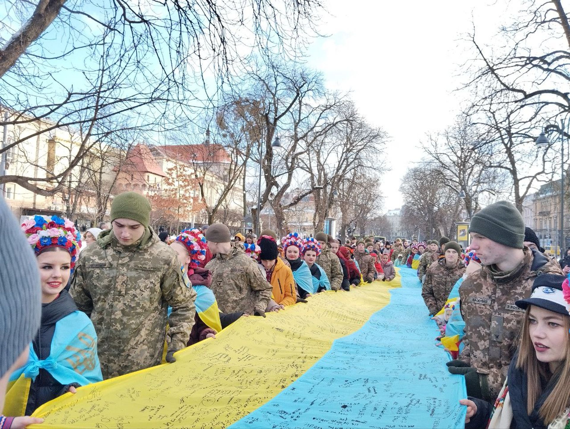 У Львові розгорнули рекордний прапор із підписами військових