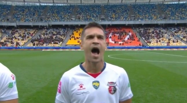 Український футболіст вразив виконанням Гімну перед матчем з «Шахтарем»