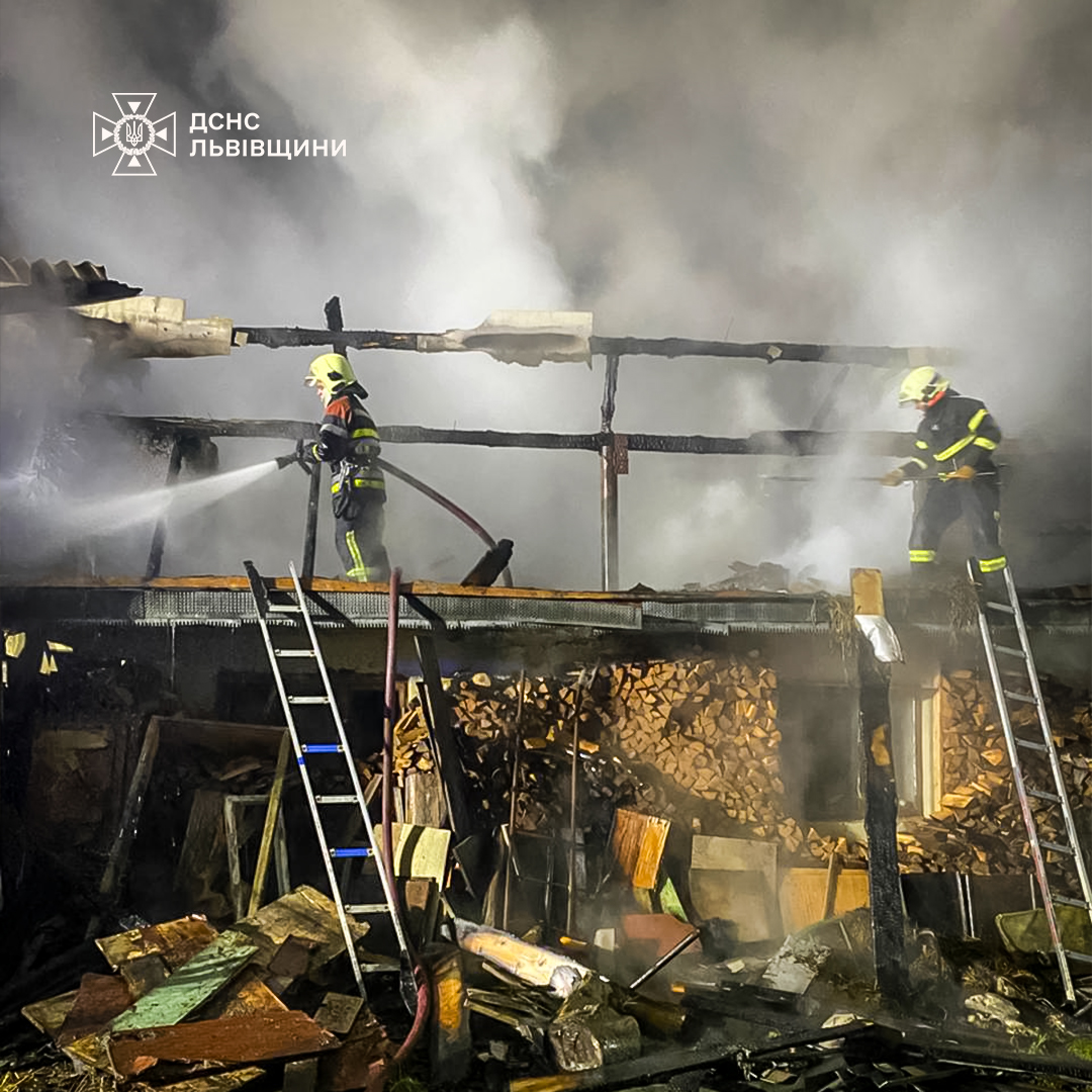 Вночі на Львівщині горіла господарська будівля