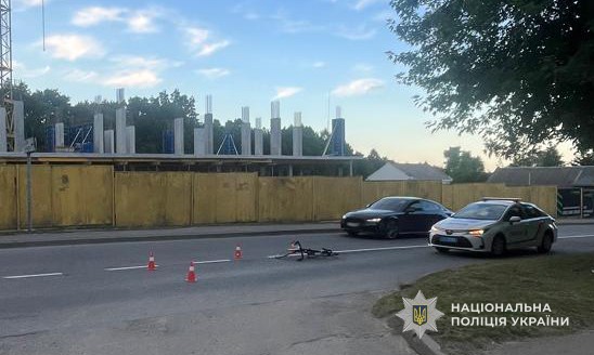 У Трускавці BMW зіткнулось з велосипедом: кермувальник двоколісного у лікарні (фото)