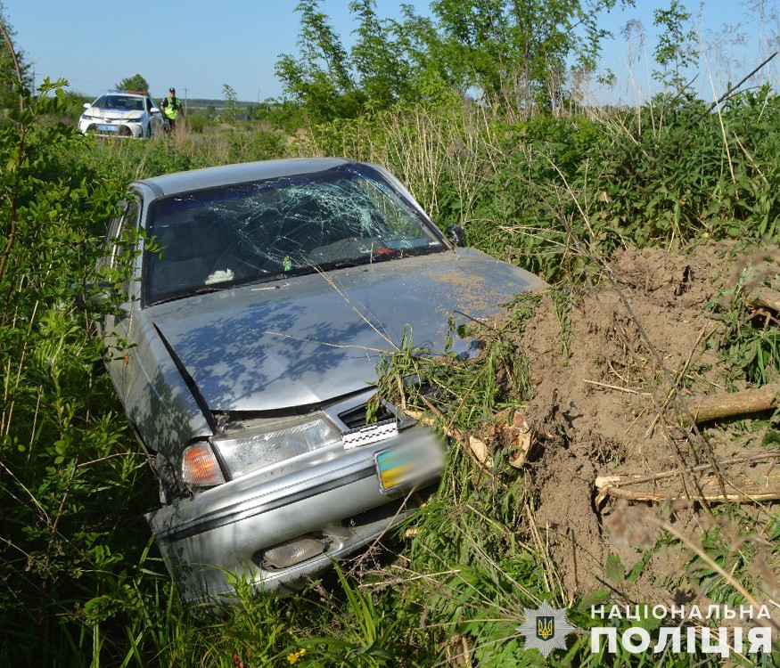 На Львівщині авто вилетіло у кювет і перекинулося. Постраждали четверо людей, серед яких діти