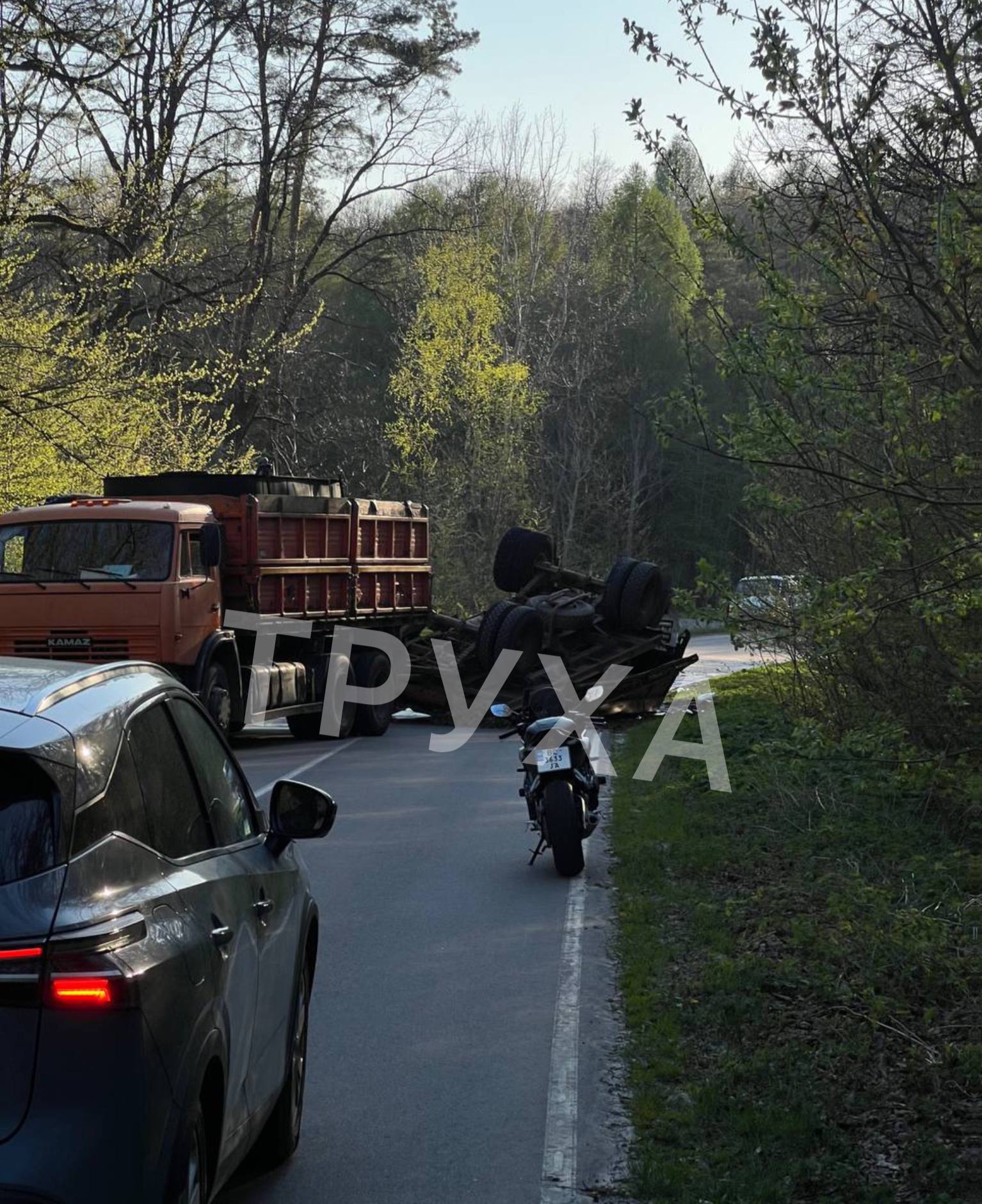 На Львівщині авто перекинулося на дах: З'явилося фото