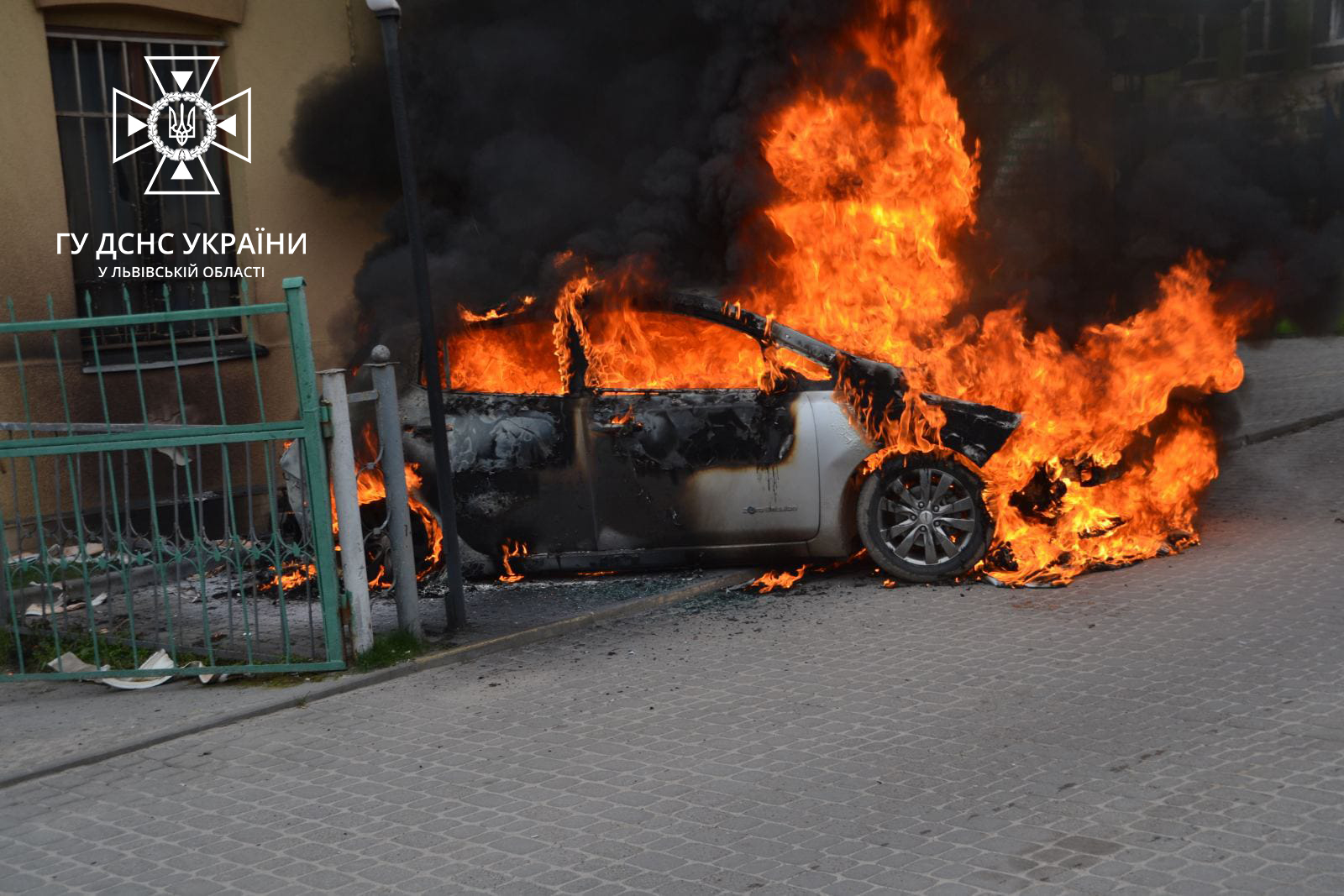 Біля Львова вщент згоріли два автомобілі