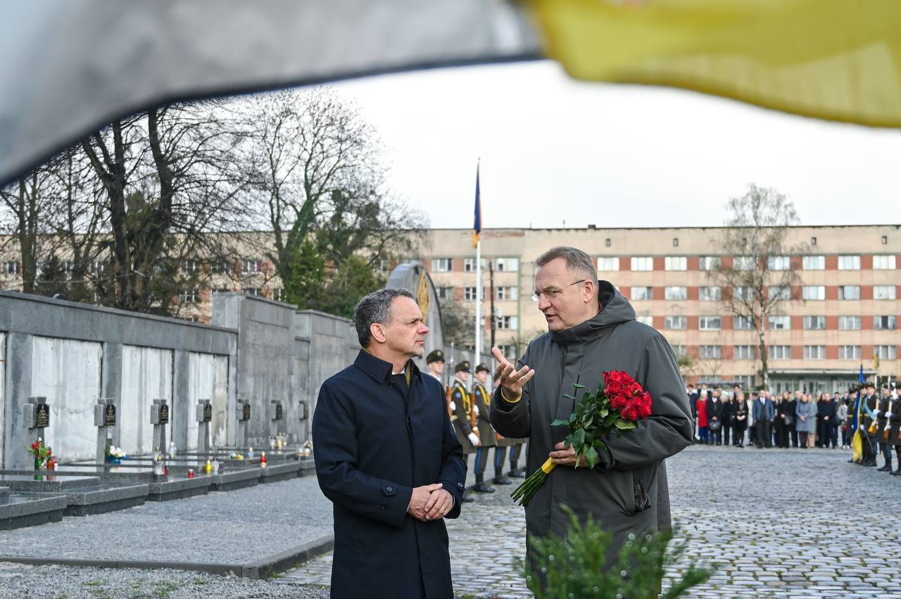 До Львова прибув голова МЗС Нідерландів Каспар Вельдкамп
