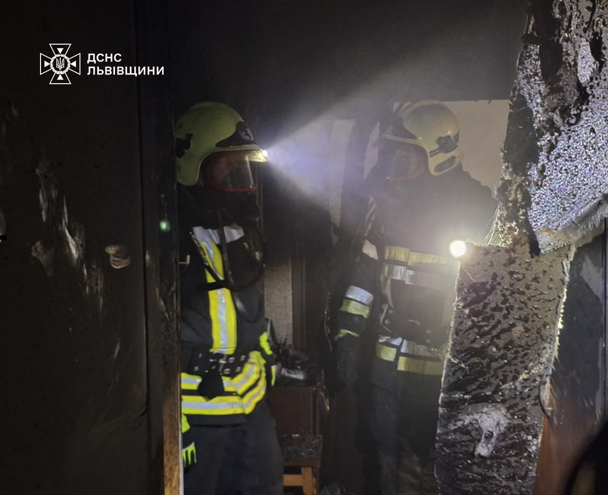У місті Шептицькому рятувальники врятували подружжя з палаючої квартири