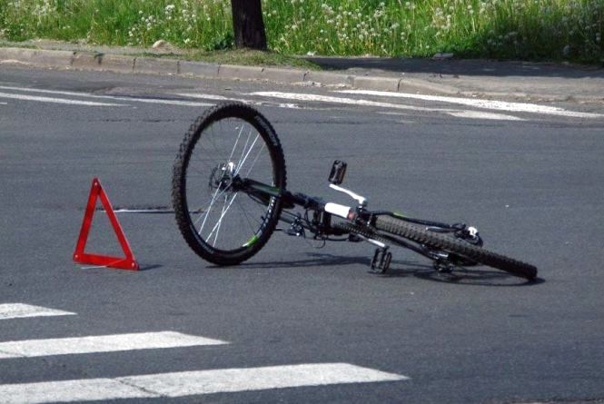 Львівські патрульні відшукали водія, який збив велосипедиста та втік із місця події
