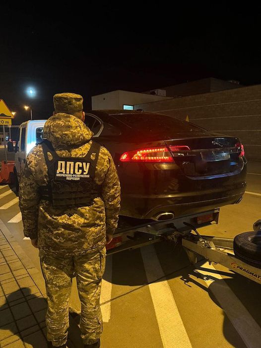 Преміум авто під виглядом гуманітарки: Львівські прикордонники виявили незаконний "jaguar"