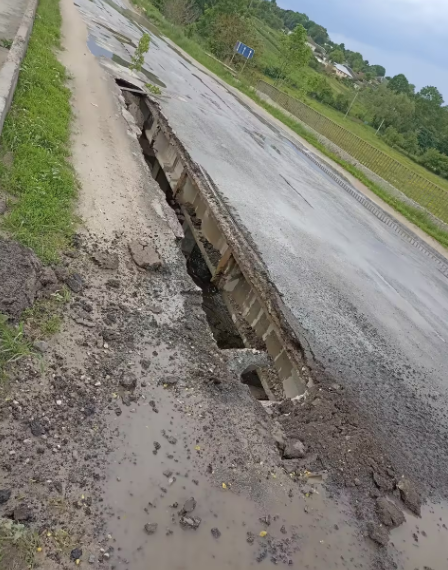 На автодорозі у селі на Тернопільщині обвалився міст (фото)