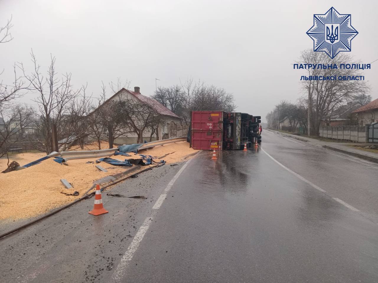 На Львівщині перекинувся зерновоз: рух ускладнений (фото)