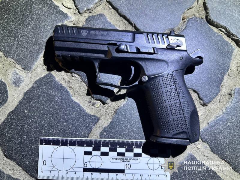 У центрі Тернополя сталася стрілянина: з'явилося фото зброї