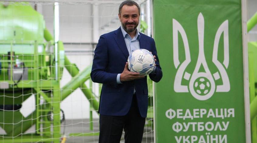 Вказали на місце. Керівника Української асоціації футболу Павелка жорстко зустріли у Львові