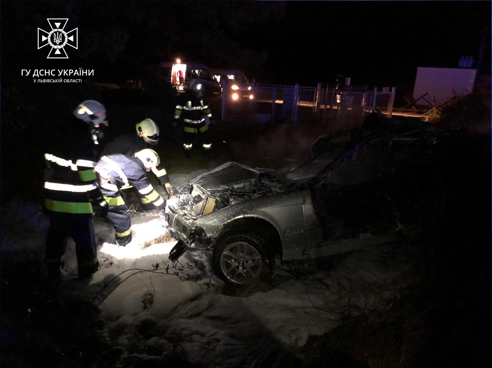 Авто злетіло у кювет і загорілося: на Львівщині загинув 21-річний чоловік, четверо - травмовані