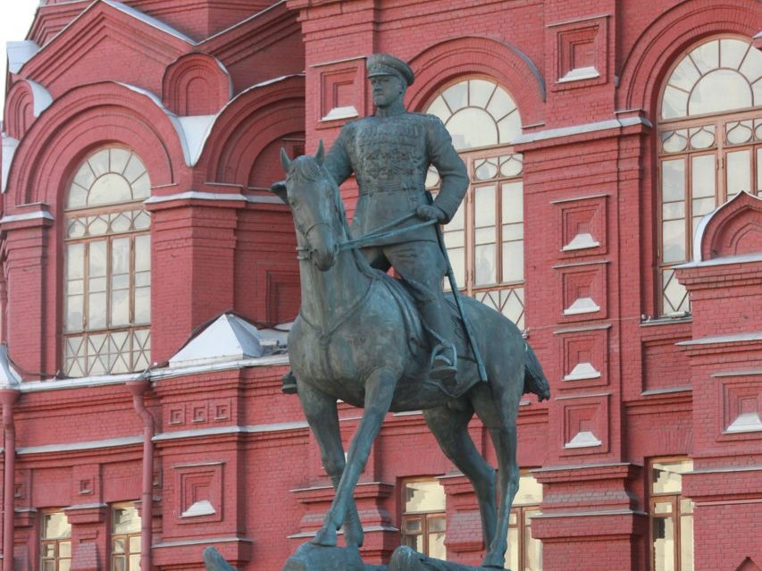 У Москві двоє медсестер на пам’ятнику Жукову написали «ГУР»: як влада покарала жінок