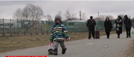 Відео з українським хлопчиком, який плаче на кордоні з Польщею, вразило світ