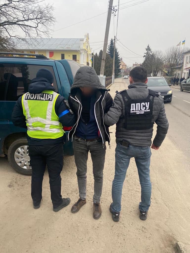 На Львівщині викрили майстрів "липи" для ухилянтів, що рвалися з України