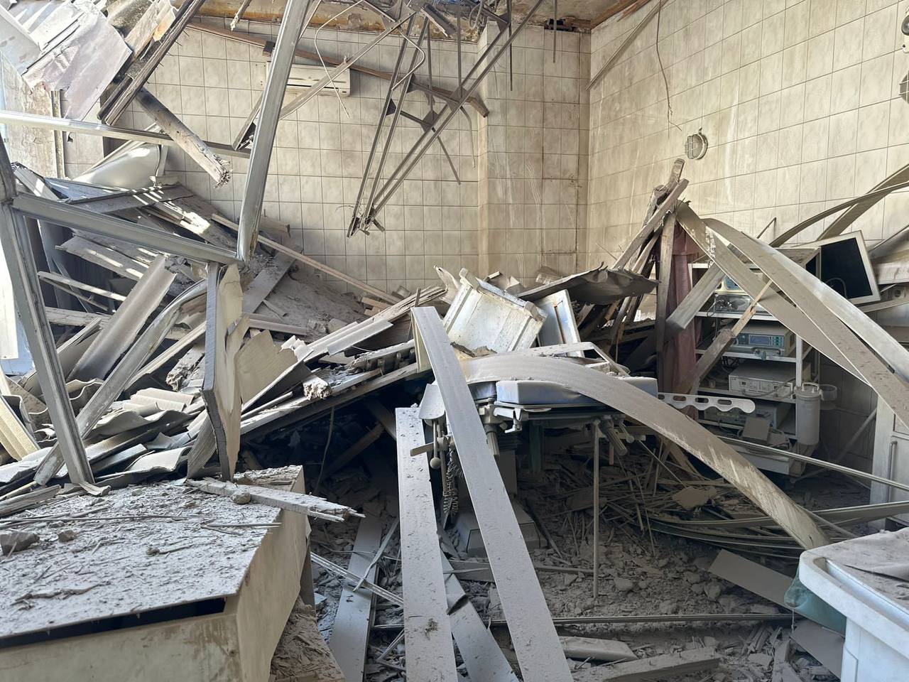 Через обстріл села під Херсоном люди опинилися під завалами. Є загибла