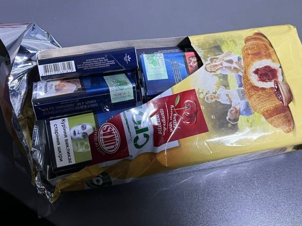 На кордоні з Румунією жінка намагалась провезти сигарети в упаковках з-під круасанів