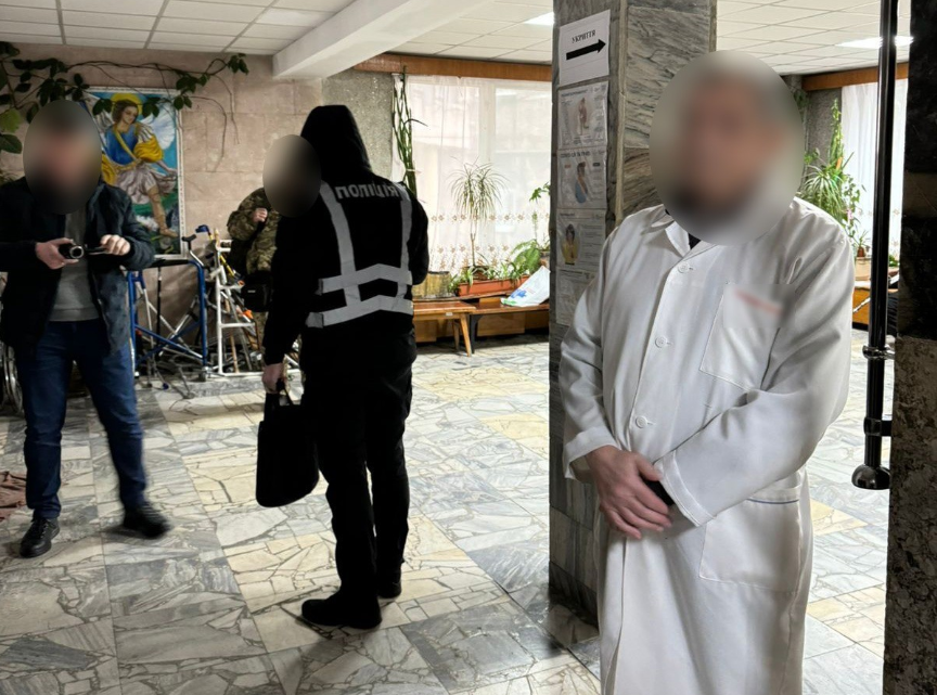 На Львівщині хірург за 5 тисяч доларів робив чоловіків «непридатними» до служби