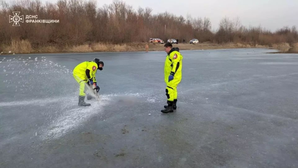 На Прикарпатті під льодом у річці знайшли тіло чоловіка (фото)