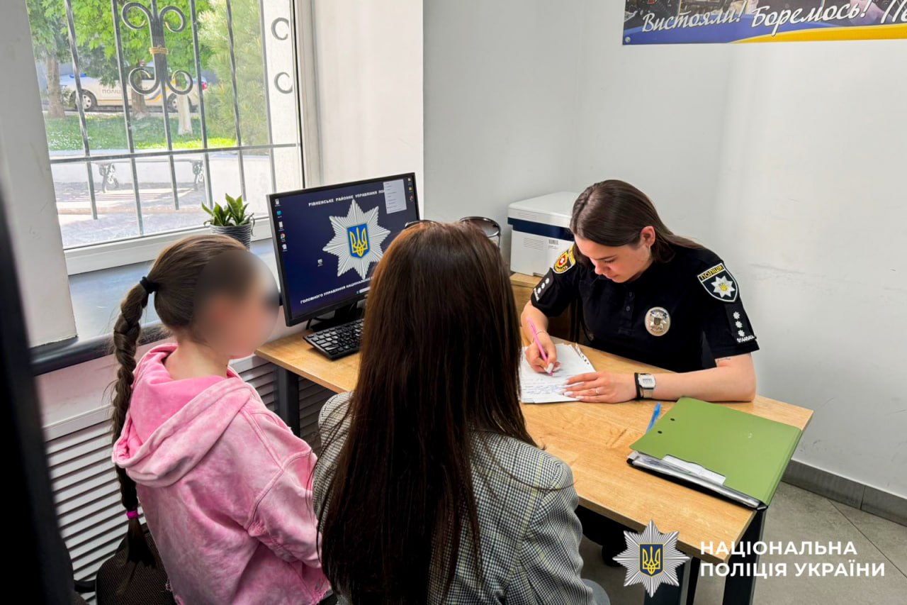 У Рівному дівчина танцювала біля портретів загиблих Героїв під російську музику