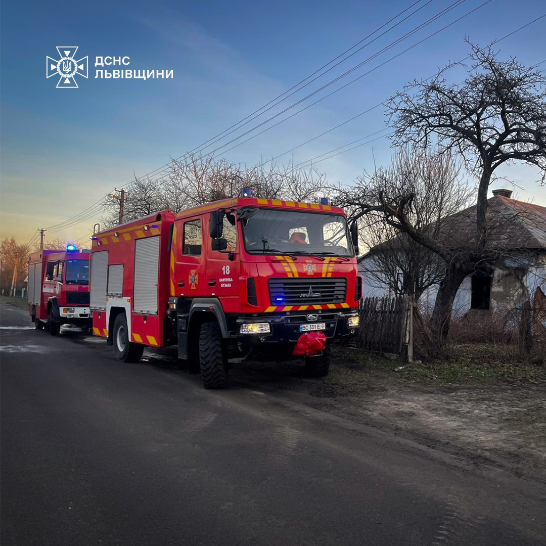 На Львівщині горів дерев'яний житловий будинок: загинув власник (фото)
