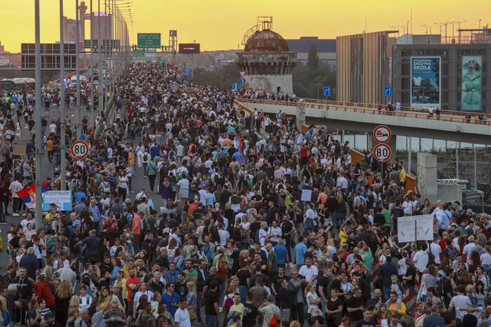 У Сербії на мітинги вийшли десятки тисяч людей. Деталі