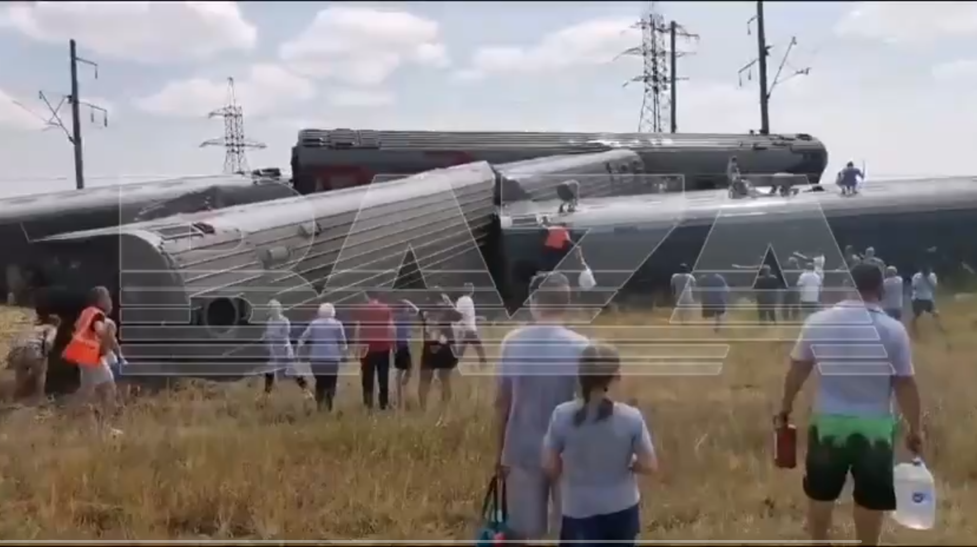 На Росії біля Волгограда зіштовхнулися вантажівка та поїзд. Постраждало щонайменше 100 росіян (відео)