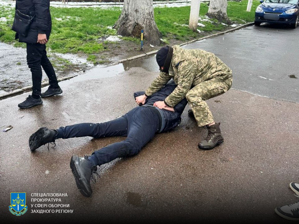 Служба в тилу за 6 тис. доларів: на Буковині спіймали двох експосадовців ТЦК і СП