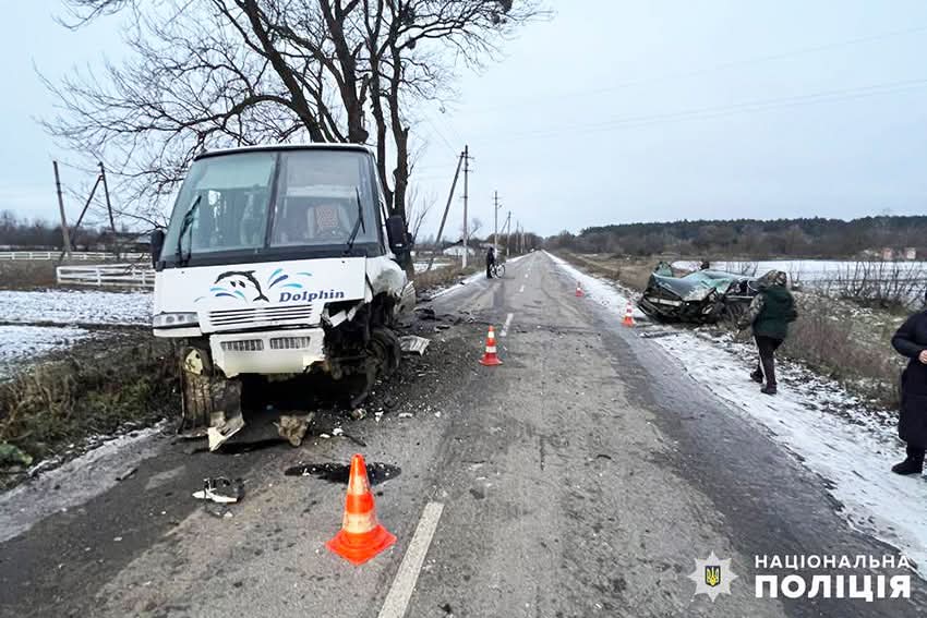 На Хмельниччині легковик протаранив маршрутку: деталі аварії (фото)