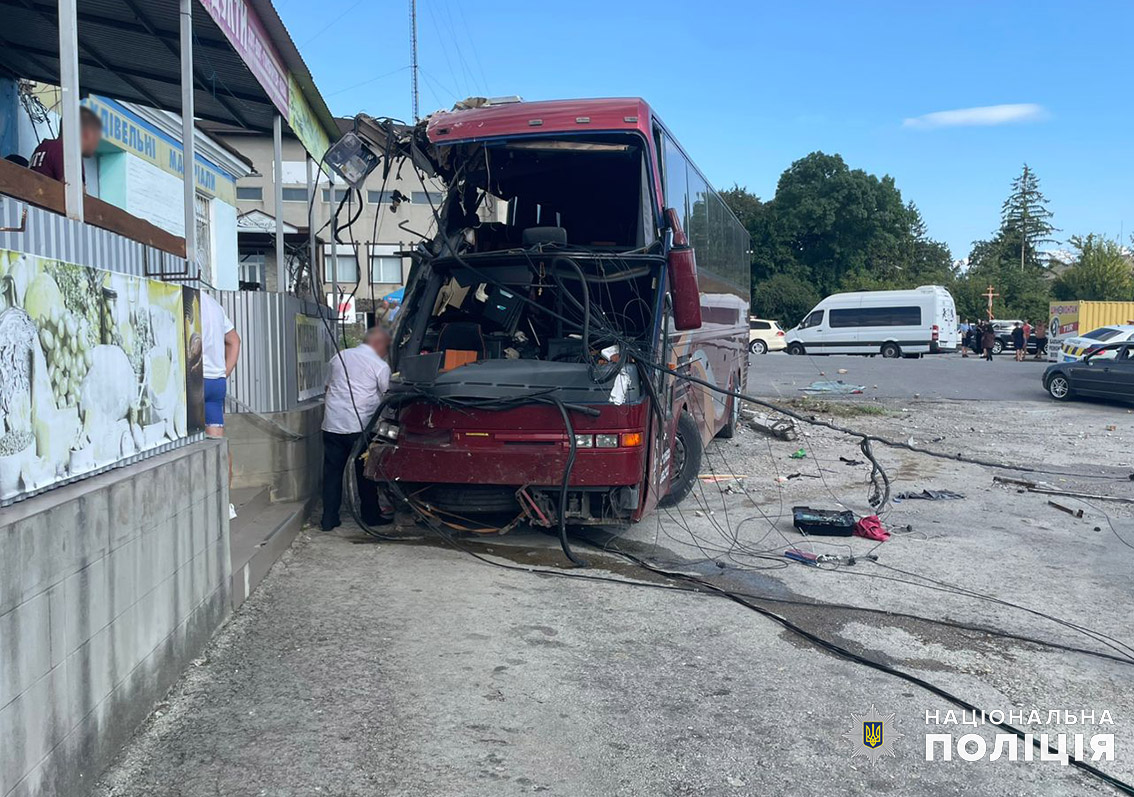На Хмельниччині автобус з дітьми потрапив в ДТП: є постражалі