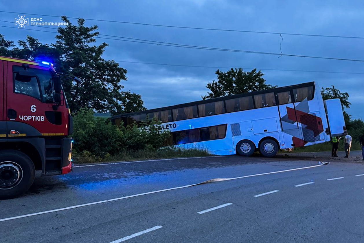 На Тернопільщині автобус з 85 пасажирами злетів у кювет