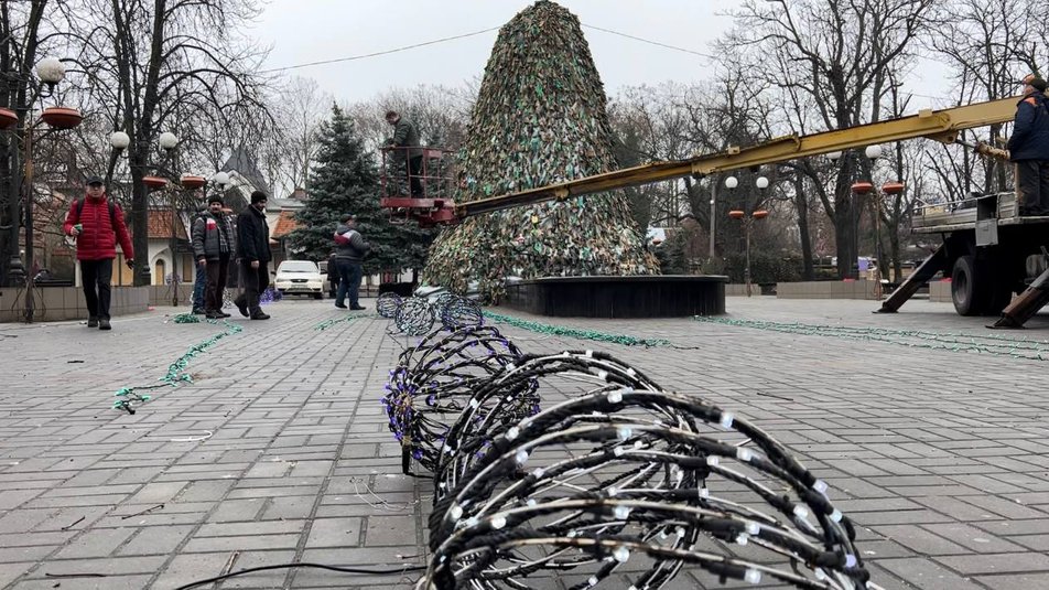 У Миколаєві встановлюють ялинку із маскувальних сіток. Фото