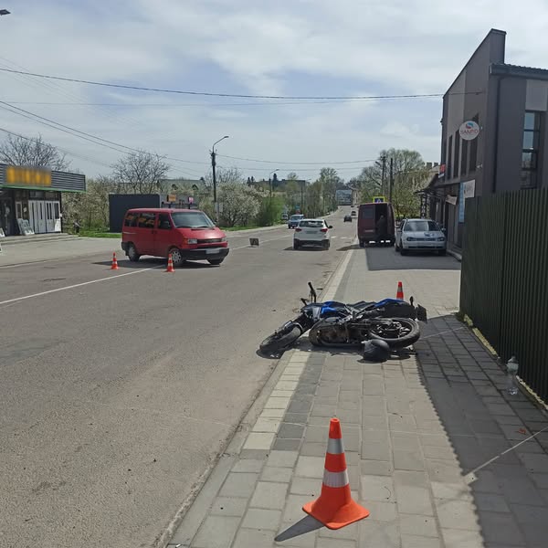На Львівщині внаслідок зіткнення з мікроавтобусом травмувався мотоцикліст (фото)