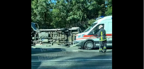 У Києві перекинулася маршрутка з пасажирами, є постраждалі (відео)