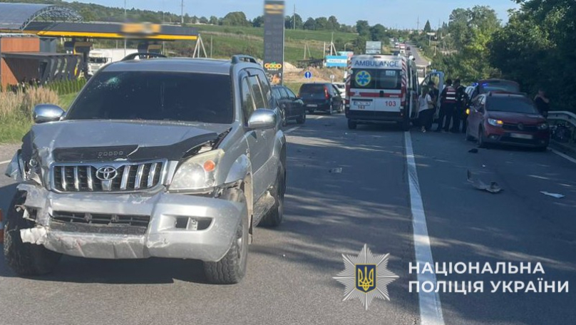 Поблизу Львова внаслідок ДТП травмувалися троє людей: вони у лікарні (фото)