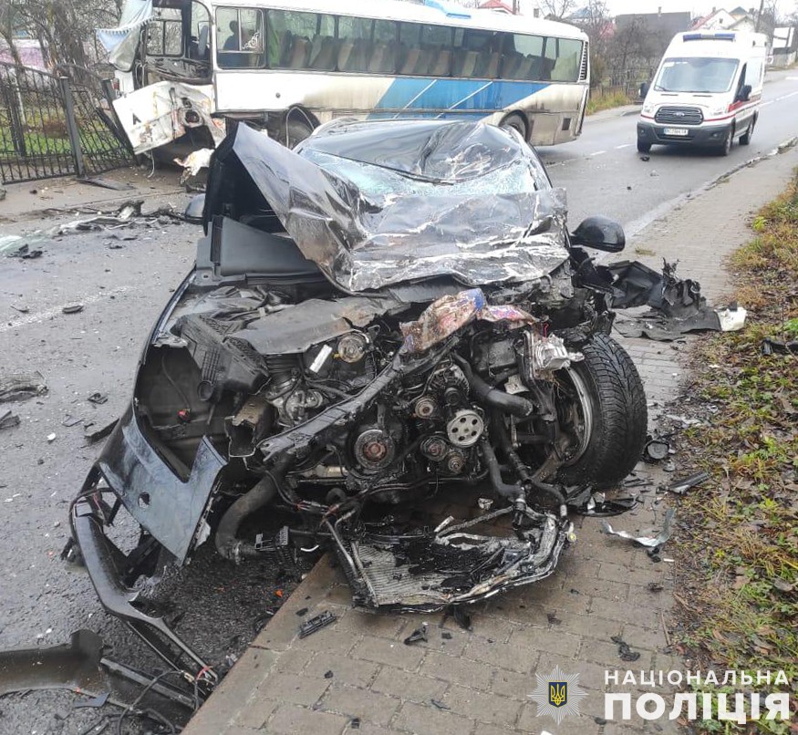 Аварія на Львівщині: від Audi лишилася гора металу. Водії вціліли