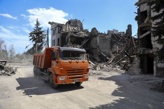 Трупи разом зі сміттям. У Маріуполі окупанти зносять будинки без розбору завалів