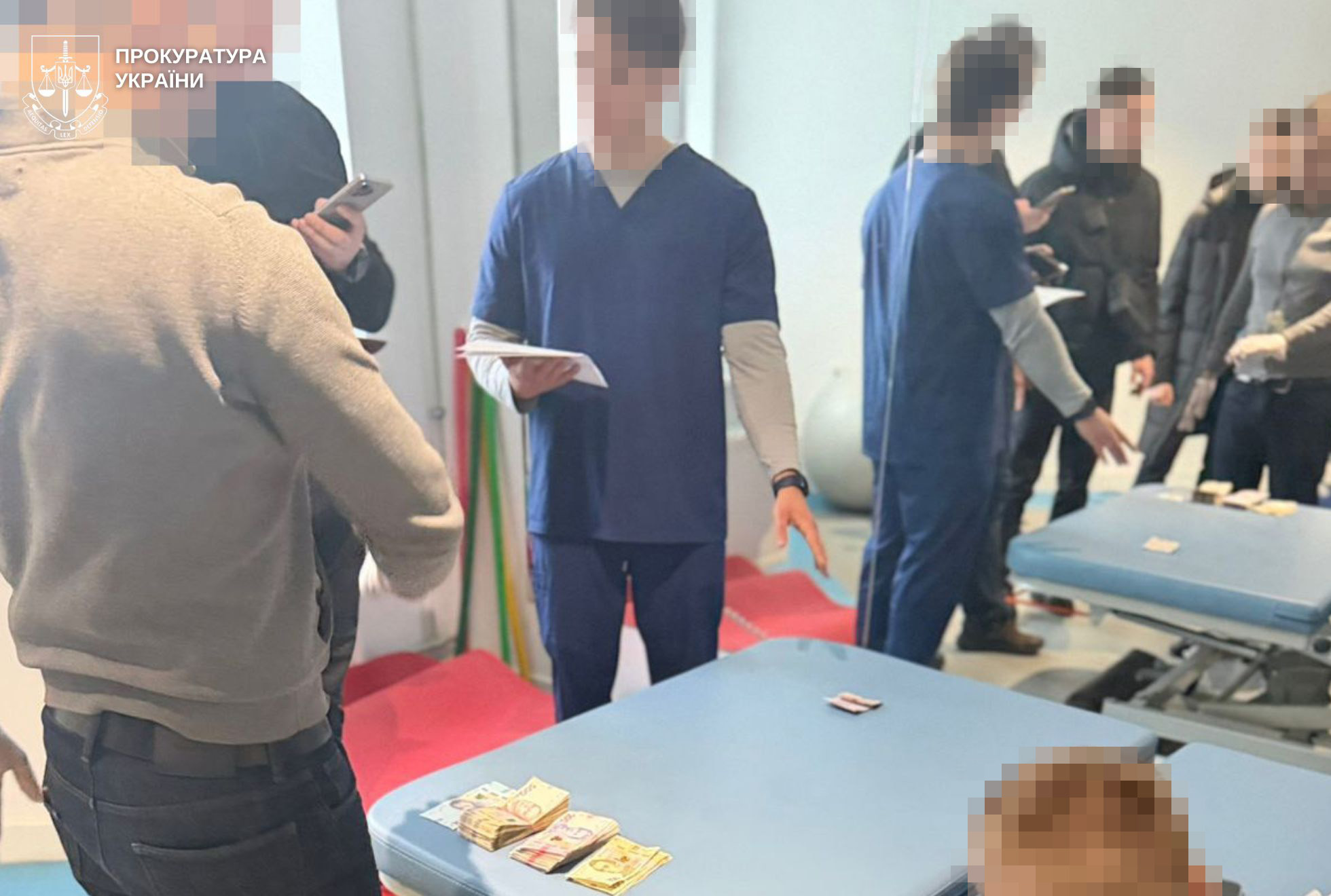 Лікаря госпіталю у Винниках затримали за вимагання 80 тисяч гривень хабаря