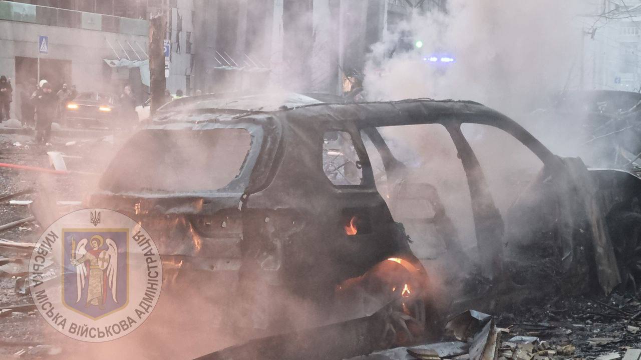 У Києві під час ракетного удару згорів автомобіль футболіста збірної України (фото)
