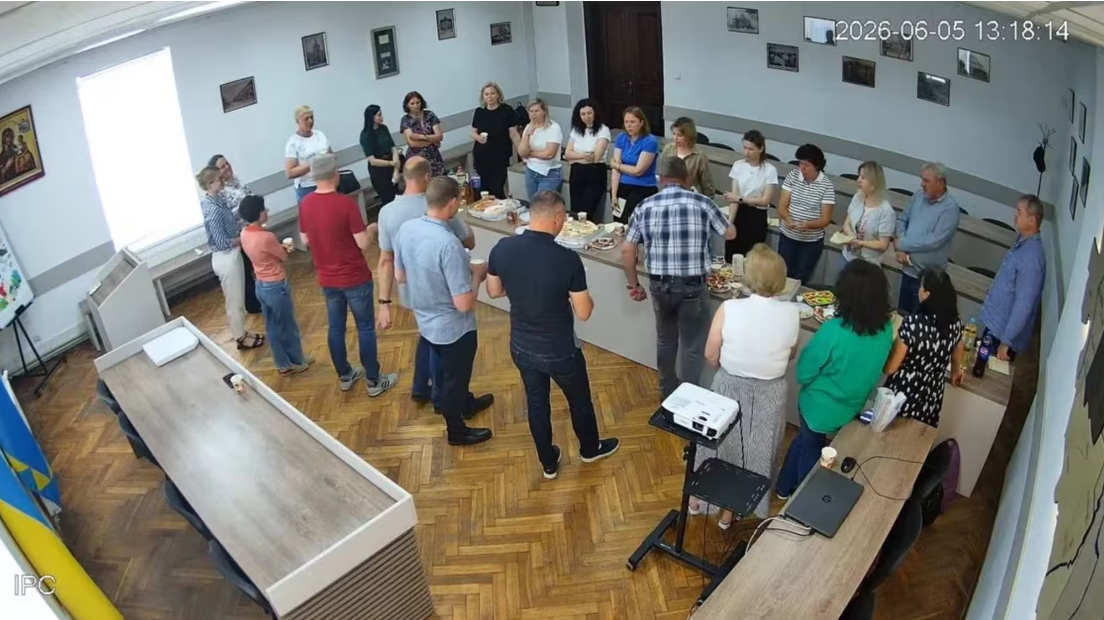 Алкоголь та піца в сесійній залі: YouTube випадково викрив таємне застілля чиновників на Львівщині