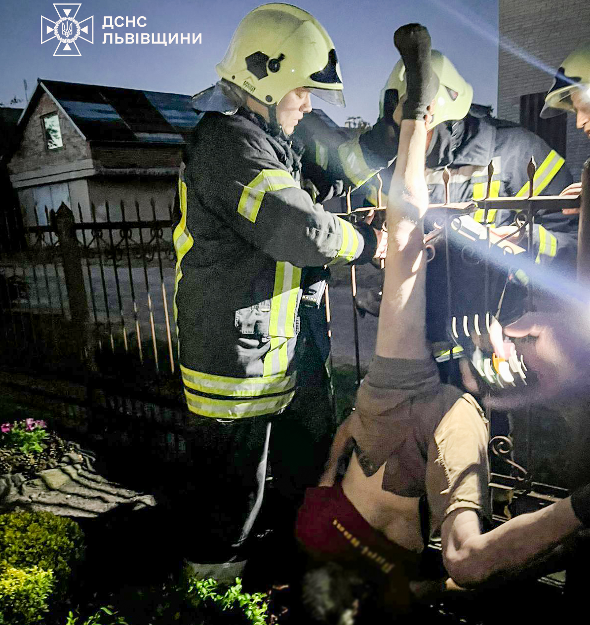 На Львівщині чоловік проштрикнув ногу штирем на паркані: фото з місця інциденту