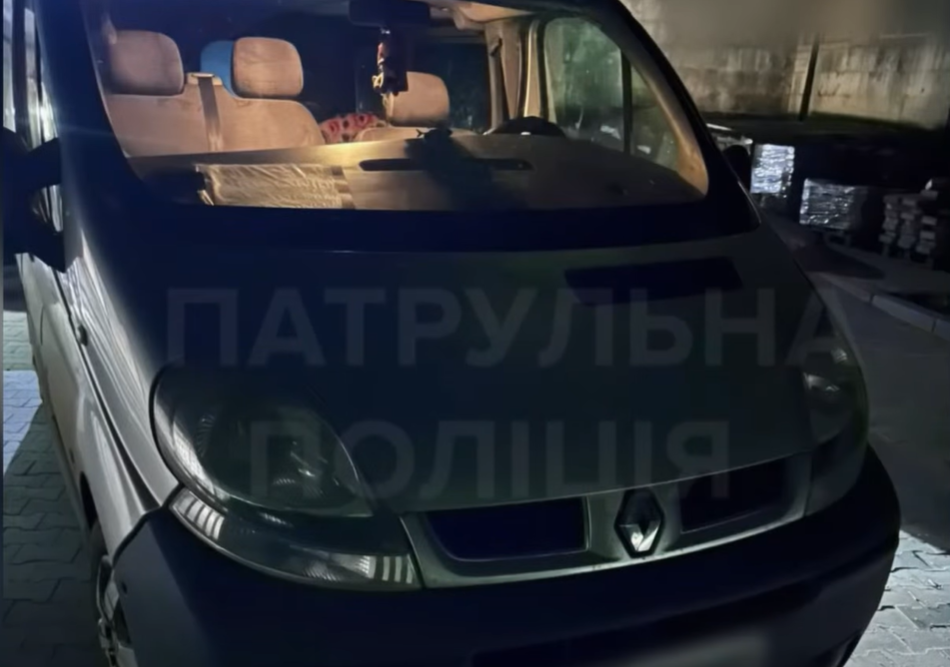 Нічний форсаж у Луцьку: п'яний водій Renault тікав від патрульних (відео)