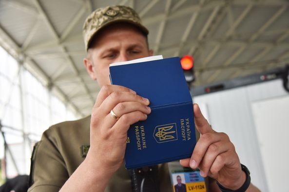 Прикордонники викрили псевдомолодят з різницею у 22 роки
