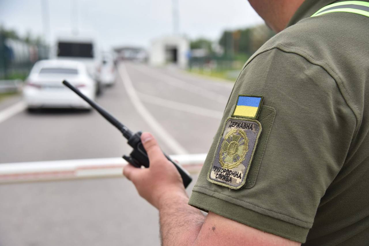 Пункт пропуску «Краківець» призупинив роботу: відома причина
