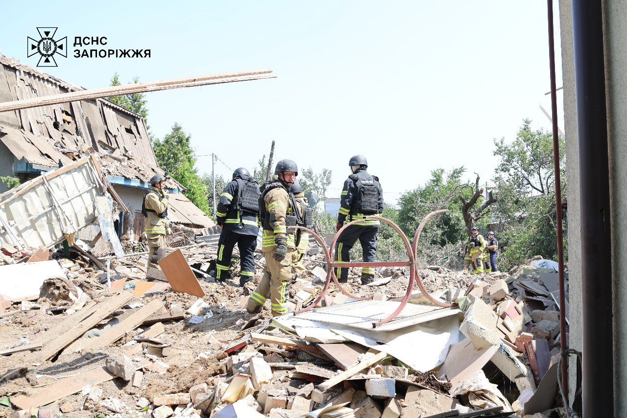 Війська РФ завдали удару по Запоріжжю: постраждала жінка (фото)