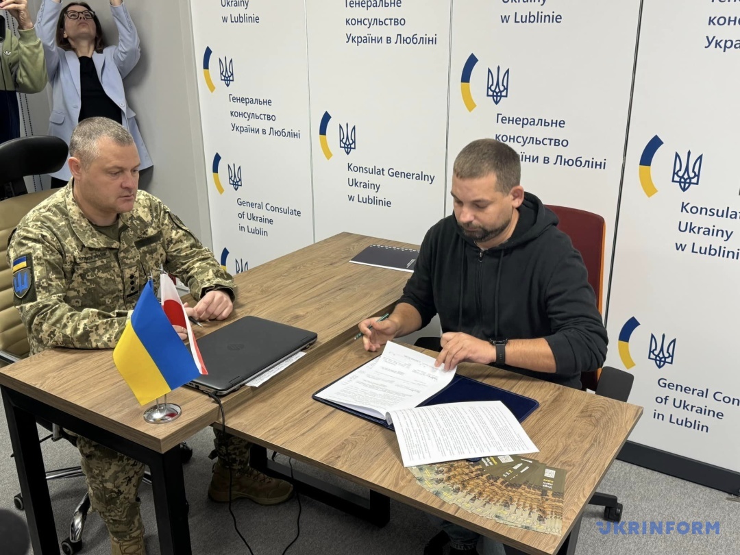 У Польщі перші добровольці підписали контракти із ЗСУ